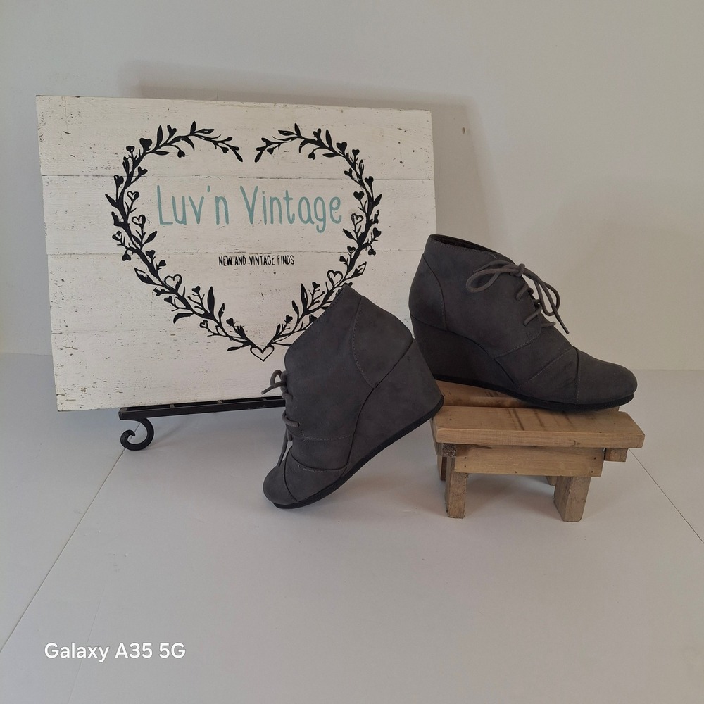 Maurices Womens Grey Faux Suede Lace Up Wedge Booties Leopard‎ Lining Size 7